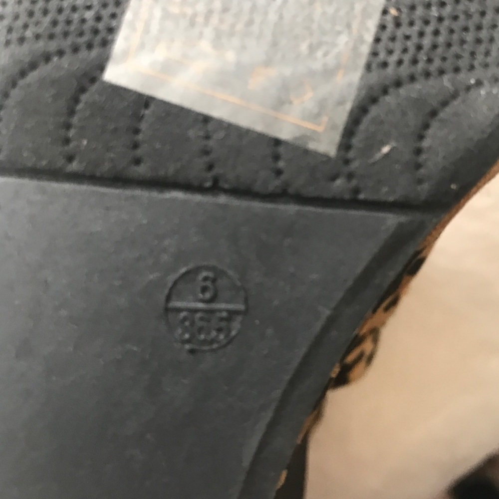 NEW Chinese Laundry cheetah wedges! - Picture 7 of 7